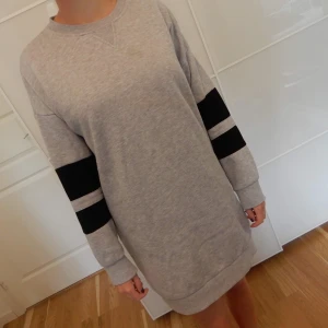 Tröjklänning - Grå tröjklänning. Storlek S. Har en vag fläck, men syns knappt. 