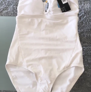 Bikini  - Oanvänd bikini med prislapp på i storlek 34 pris 75kr endast ! Först till kvarn gäller 