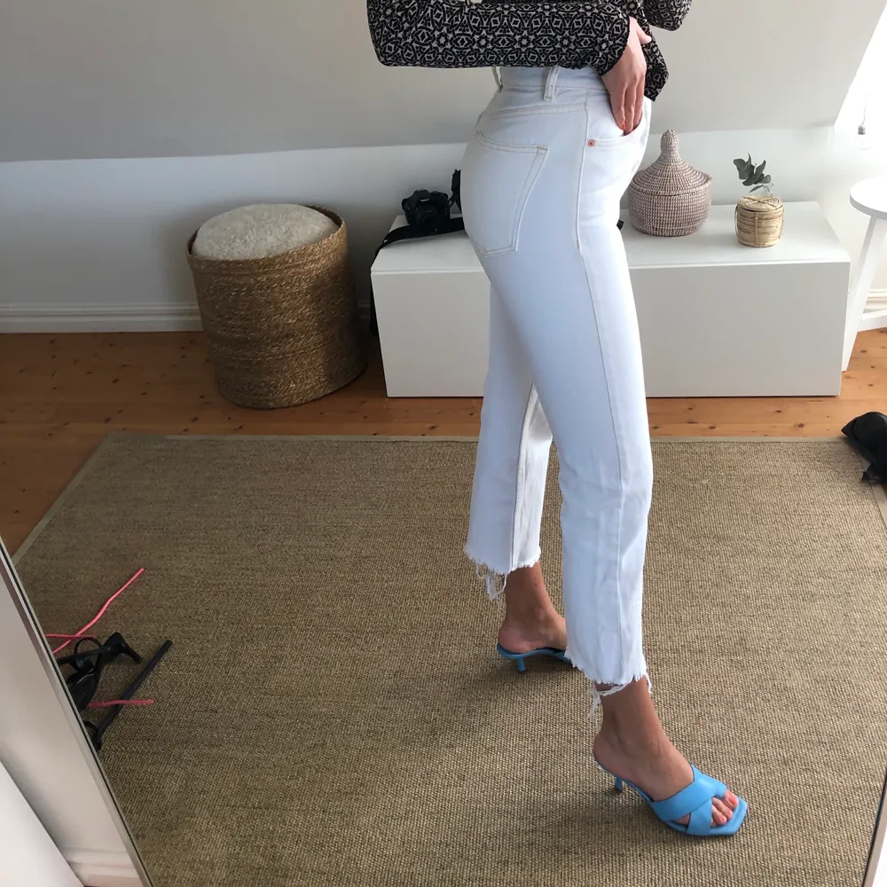 Helt oanvända vita Zara jeans med slitningar nedtill😍 jag är 173 cm lång! Köparen står för frakt!💛. Jeans & Byxor.
