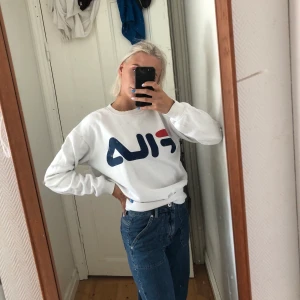 Fila sweater - Fila tröja i färg vit röd och blå. Är i storlek S. Pris 150kr eller bud(du står för frakt) 