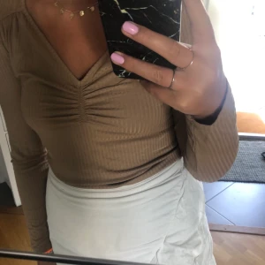 Söt tröja - Gullig beige tröja från nelly, aldrig använd. Köparen står för frakt