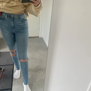 ett par håliga jeans från Ginatricot - detta är ett par jeans från gina som pär otroligt sköna och framhäver dina former bra! ett otroligt bra skick också! frakt ingår ej i priset. nypris 499kr