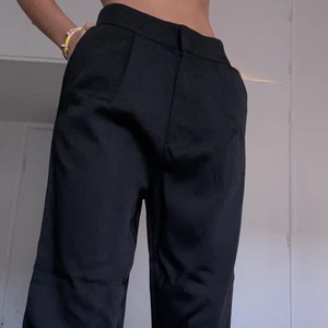 Carin Wester byxor, stl 36 - Svarta pösiga ”kostymbyxor” från Carin Wester. Aldrig använda endast provade. Säljer pga fel storlek. På tredje bilden ser man hur långa dom är, jag är 175cm. Nypris 599:- 🦋