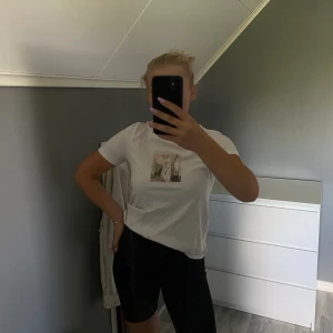 T-shirt med tryck  - Snygg t-shirt från NAKD med ett nice tryck på. Simpel tisha men snygg!! 😍😍🖤