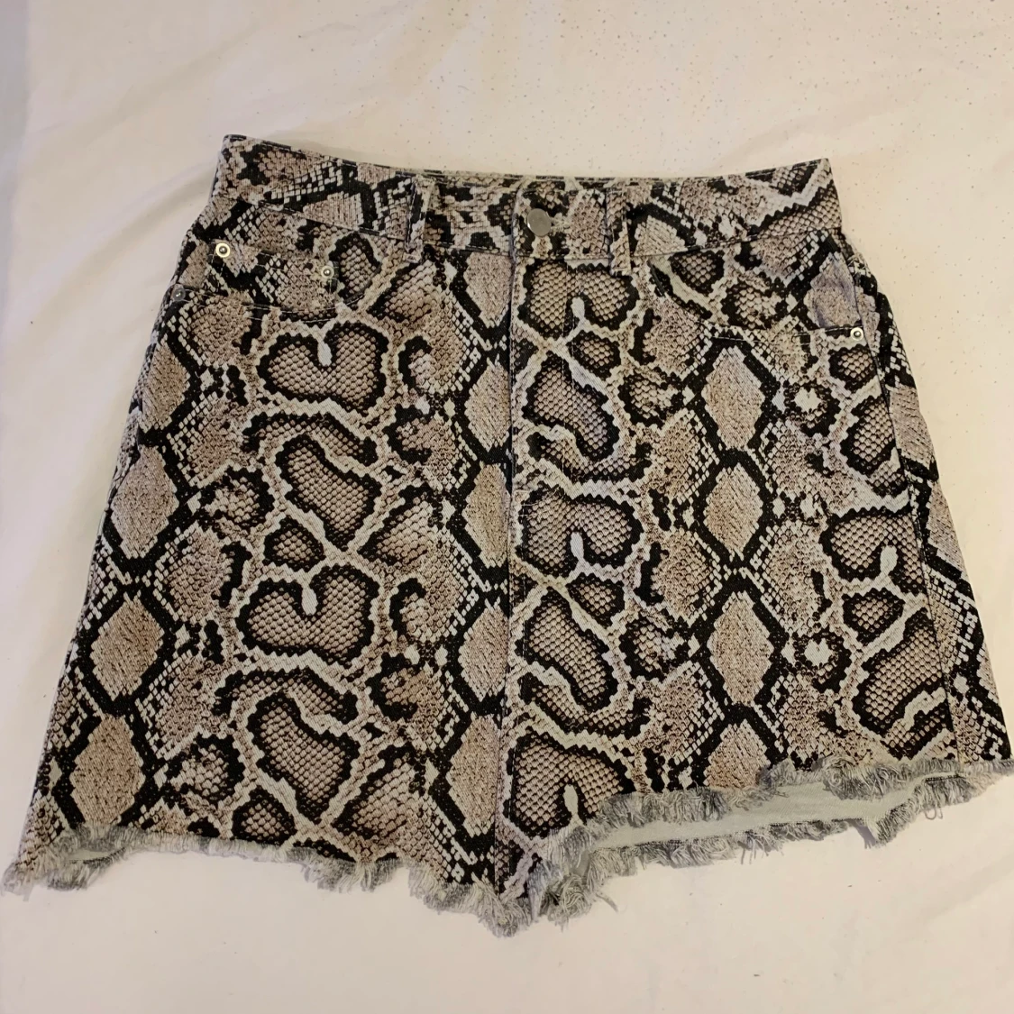 Ormskinnsmönstard jeanskjol från Zara