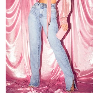 Light wash split hem jeans från PLT - Många visat intresse, BUDA!❤️ Högsta bud: 510kr🥳 Avslutas 15.00 7/7🔥Jättefina ljusa jeans med slits, sitter tajt i midjan, låren och rumpan. Köpte näst minsta storleken, 36. Slutsålda.  VI STÅR FÖR FRAKTEN