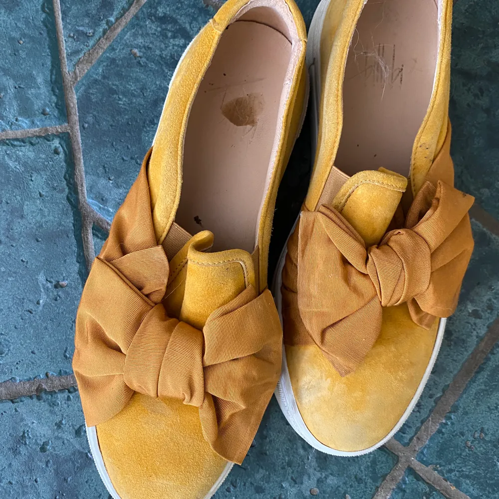 Ett härligt par gula skor. Färgen har bleknat lite. Sköna och sparsamt använda. Skicket är okej. . Skor.