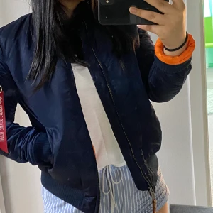 Alpha jacka - Säljer min alpha jag nästan helt ny använd fåtal gånger ville ha svart men fick fel färg mörk blå. Äkta, kan fraktas