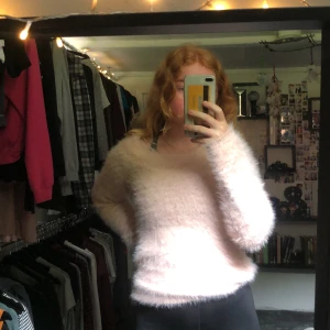 Stickad tröja - Stickad tröja från Gina. Super skön och perfekt som myströja. Storlek XS men sitter mer som en M. 