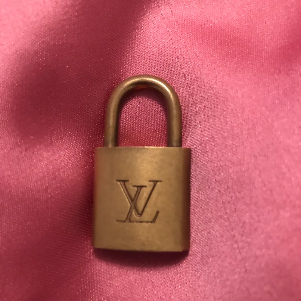 Louis Vuitton lås. Nycklar finns. Lägg bud🔒. Accessoarer.