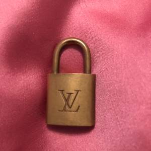 Louis Vuitton lås. Nycklar finns. Lägg bud🔒