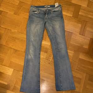 Ett par ljusblå Levis jeans i bootcut modell, storlek 25. Använda ett fåtal gånger men inget fel på byxorna. Köparen står för frakten!