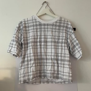 Skön rutig t-shirt - Snygg rutig tröja med lite längre armar från Monki. S i storleken men lite större än en vanlig S. Sparsamt använd så mycket bra skick! 