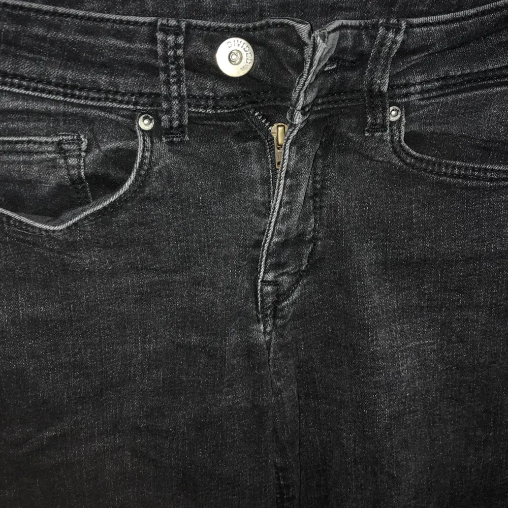 Svarta/mörkgrå jeans. Färgen syns tydligare på andra bilden.. Jeans & Byxor.