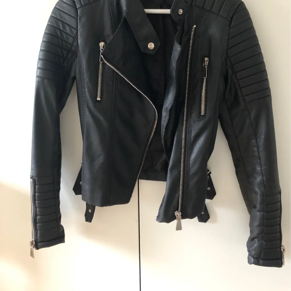 Chiquelle fake leather biker är använd ett fåtal gånger. Den är i nyskick och funkar superbra till vår sommar och hösten. Även på vintern med en pälsväst över. Säljer den då jag inte använder den och den förtjänar en ny ägare, strl 40 men passar även 38. Jackor.