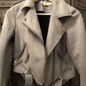 Blå mocka jacka - Fin mockajacka från Zara💕  använd max två gånger så inga fläckar eller liknande💞