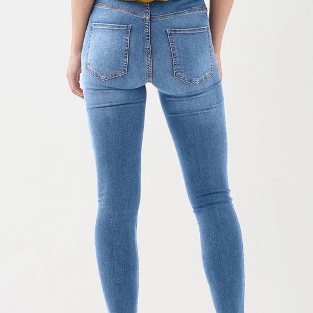 Säljer dessa blåa Alex Gina tricot jeans. Varit en favortit tills jag gick ner i vikt. Är 1,70cm lång. Skit snygga jätte fint skick.. Jeans & Byxor.