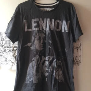 John Lennon tshirt - Grå tshirt från Amplified med John L på. Storlek L men passar M också. Fint skick. Priset är inkl vanlig frakt.