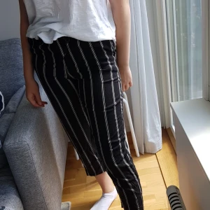 Randiga pms byxor - Svart/vit randiga byxor som blivit urtvättade och är för små för mig. Snöre som är tillhörande byxorna finns. + frakt