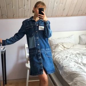 Calvin Klein Jeansklänning - Jeansklänning från Calvin Klein i storlek XS, men tror den skulle passa en S också. Knappt använd så i nyskick! Den är i materialet tjock som en jeansjacka och är öppningsbar med knappar hela vägen. Nypris var över 800kr. 500kr eller bud💫