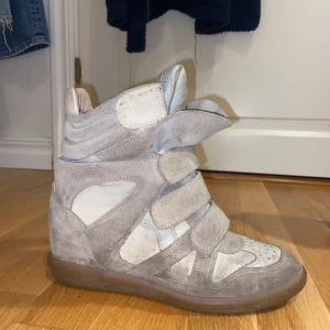 Isabel marant storlek 38 - Säljer mina beiga isabel marant då dem inte längre kommer till användning. Nypris är 5000, lite slitna framförallt på insidan, därav det låga priset! Skicka ett pm för mer bilder! Köparen står för frakt, annars kan jag mötas upp i Göteborg/Kungsbacka! 