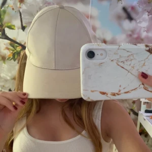 Keps🐚🤍✨ - Superfin keps som är lite glansigt i materialet🌸🌊✨ väldigt fin nu på sommaren och passar till nästan allt. Hör gärna av er om andra frågor<3 frakt: 25kr