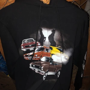 Raggartröja /mustangtröja  - Cool tröja med 2 stegrande mustanger och just bilen 💓 samma tryck i fram som ibak på tröjan  !