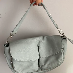 Unlimit Emily bag - Säljer min Unlimit Emily bag (den medelstora modellen). Gråblå färg. Sparsamt använd, i bra skick! Köpt för 1699kr, säljes för 700kr inklusive frakt.