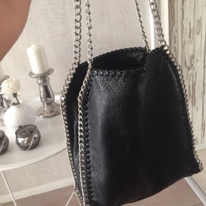 Den populära tiamo väskan! - Nästintill aldrig använd och i mycket fint skick! 🥰 Säljes för 200kr eller högsta bud! Frakt tillkommer på 63kr spårbit, pm vid eventuella frågor 😁