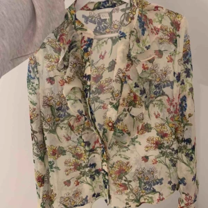 Blus - Super söt blus som är ifrån H&M. Väldigt somrig och fin. Den är i strl 34 men passar en XS-S💓