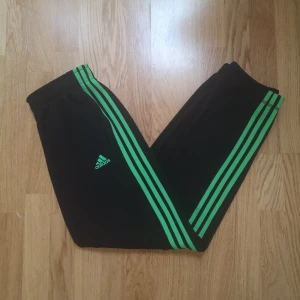 Adidas-byxor storlek S - Byxorna är en herrmodell i storlek S men passar storlek M. Finns även en matchande luvtröja och båda är i bra skick! 