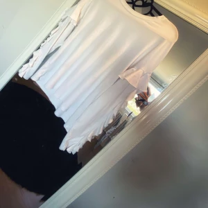 Tröja med volang - Andvänd fåtal gånger den är superskön o snygg 