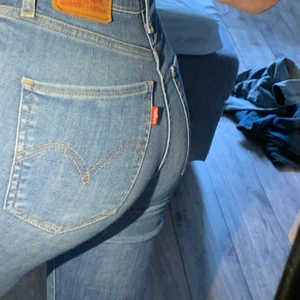 levis jeans - jättefina ljusare jeans från levis i modellen mile high super skinny, inte använda så många gånger🥰 nypris: runt 1200kr!!🤍
