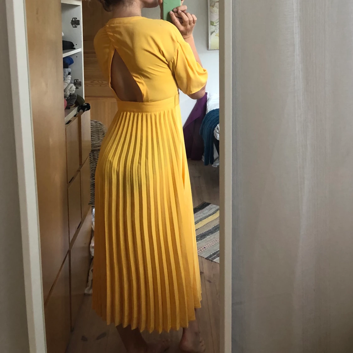 Trendig gul klänning - 90
