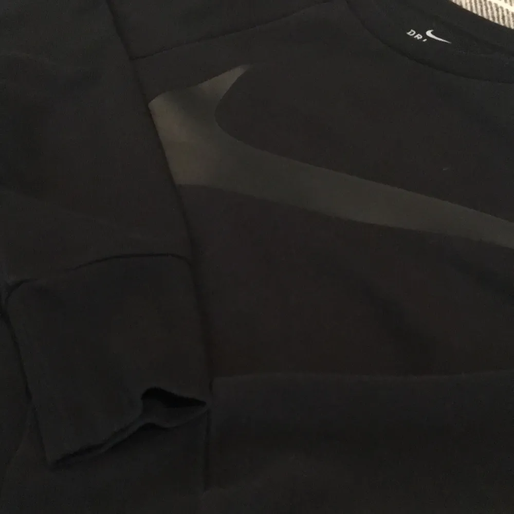 Nike sweatshirt köpt hos xxl i Luleå för ungefär 1 år sedan. Använd fåtal gånger, bra passform och mycket bra skick. Svart med svart tryck på bröstet. . Tröjor & Koftor.