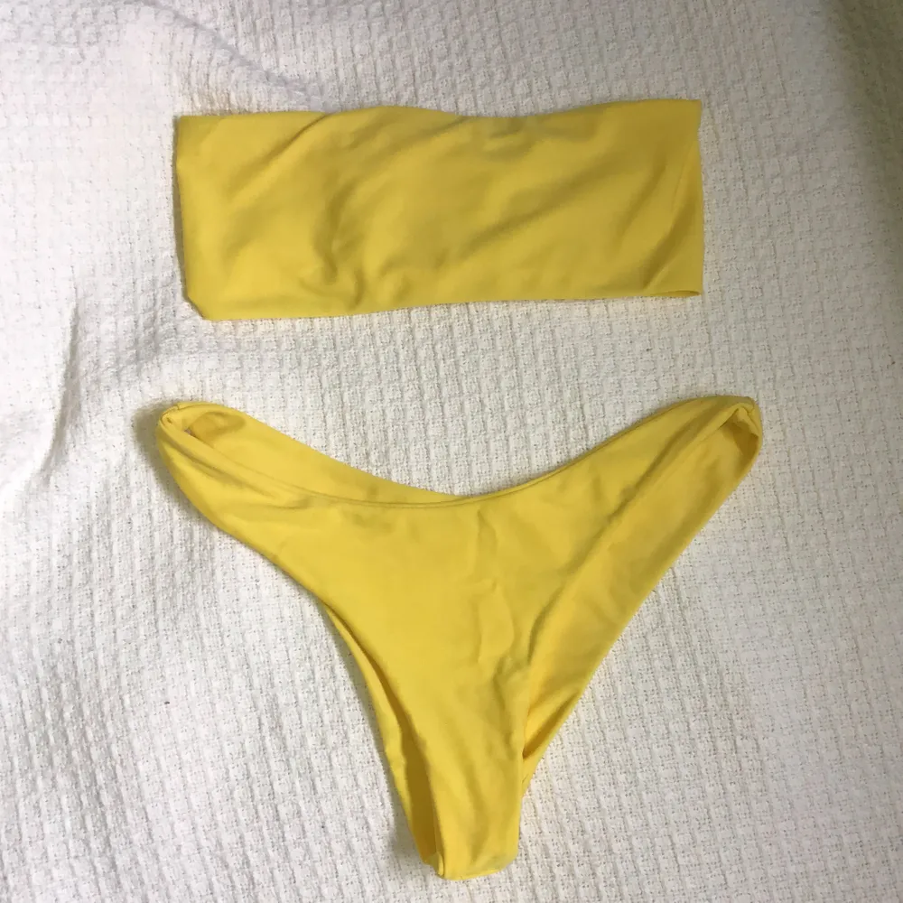 Köpte denna fina gula bikini från Shien men beställde den tyvärr i en storlek för liten så därav säljer jag den. Skriv gjärna för frågor eller fler bilder <3. Tröjor & Koftor.