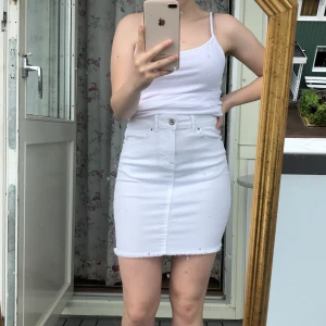 Jeanskjol - (GRATIS FRAKT) Vit jeanskjol från märket Pieces! Figursydd, är stretchig i materialet:) Inköpt för ca 1 år sedan, näst Intill oanvänd, därav priset :) Nypris : 400kr.