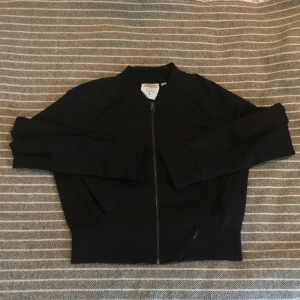 Kofta med dragkedja, svart, strl S - Kofta med dragkedja köpt för ungefär 3 år sedan använd fåtal gånger, mycket bra passform och mycket bra skick. Med fickor på båda sidor.