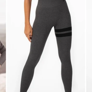 Stronger tights strl XS/S - Jättesnygga och sköna stronger tights, säljer dom eftersom att de är för stora, bara använda 3 ggr. Jag köpte dem för 600 men säljer dem för 400+frakt