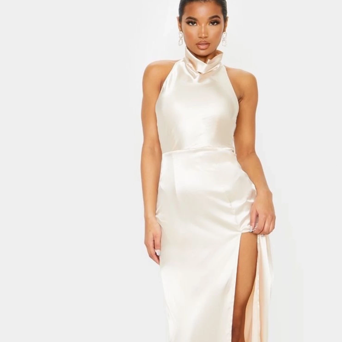 Beige satinklänning