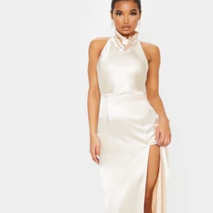 Beige satinklänning - Beige satinklänning från prettylittlething, storlek 8(36), aldrig använd, i priset ingår frakten. (Bilderna är från hemsidan) 💕