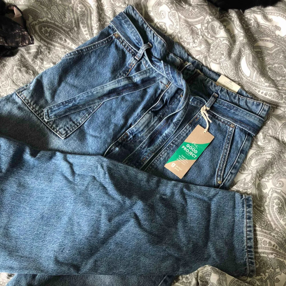 Säljer dessa jeansen från ginatricot med ett skärp till så man kan knyta en liten rosett i midjan. Jeansen är som mom jeans och dom är super fina! Tyvärr för små för mig. Jeans & Byxor.