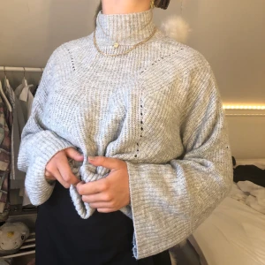 Grå tröja - Fin går tröja från bikbok.✨ säljs pga ingen användning av den längre. Använd å tvättat ett fåtal gånger, ej knopprig. Kom privat för mer bilder, köparen står för frakt🌺