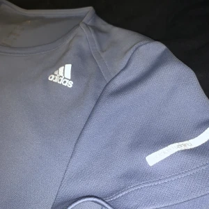 Adidas träningtröja!  -  Blå/pastell blå träningströja från adidas.