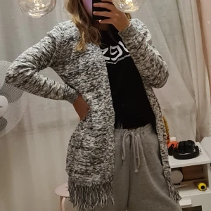 Kofta - Otroligt mysig kofta som formar sig efter din egna passform. Endast använd 1-2 gånger och säljs på grund utav att jag inte gillar koftor❤priset inkluderar frakt😍