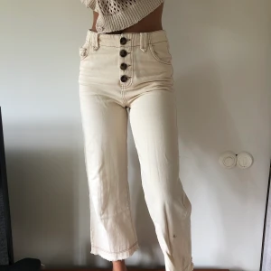 berskha jeans, 36 - skitcoola beiga jeans från berskha, strl 36, använd några fåtal gånger💖 har dock en liten fläck under knät men kommer självklart ta bort fläcken innan jag postar