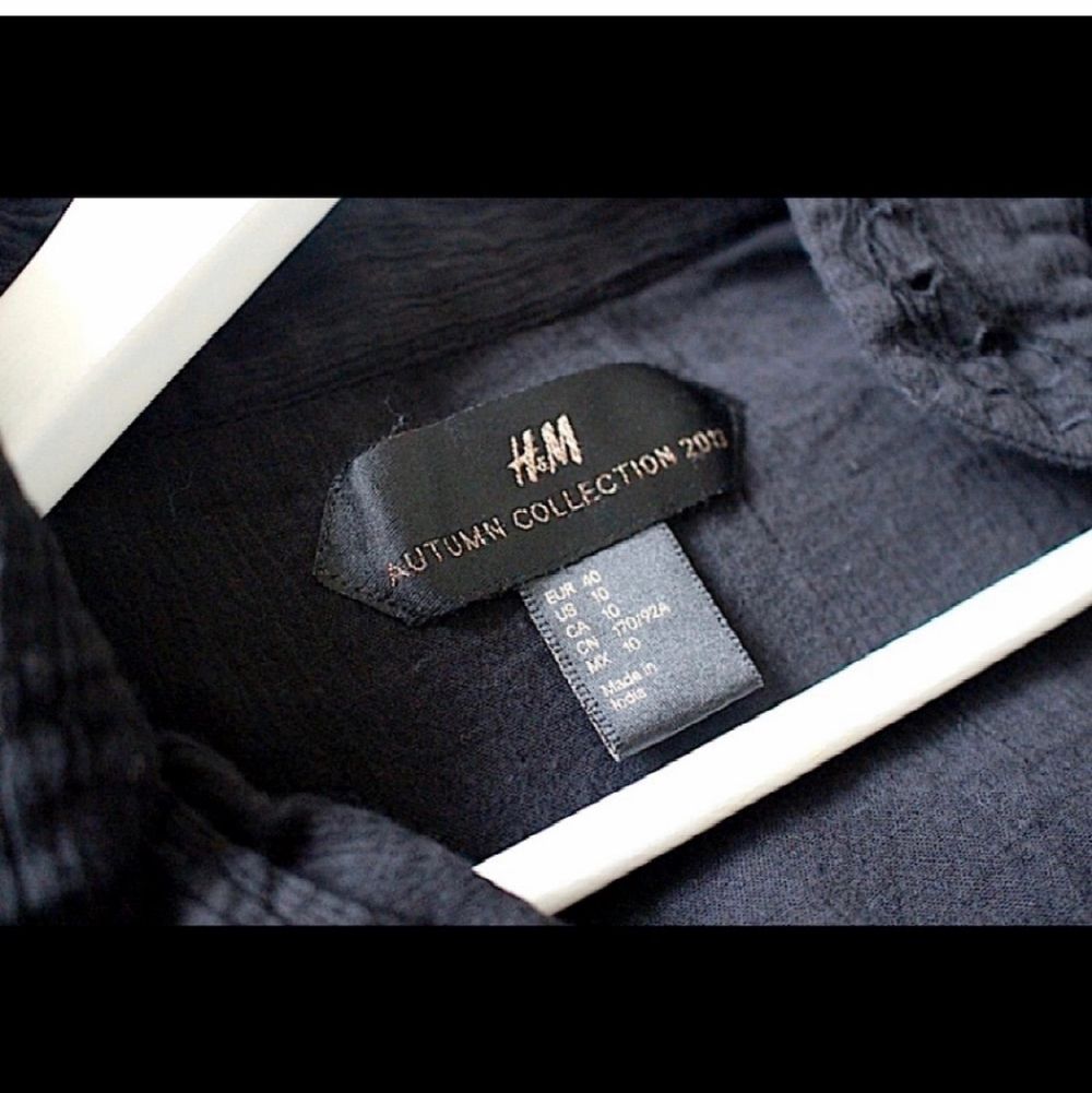 Så fin svart blus med fina detaljer från H&M Autumn Collection 2013. Aldrig använd!! Dyr vid inköp så passa på att fynda till riktigt bra pris! Passar även mindre storlekar! . Blusar.