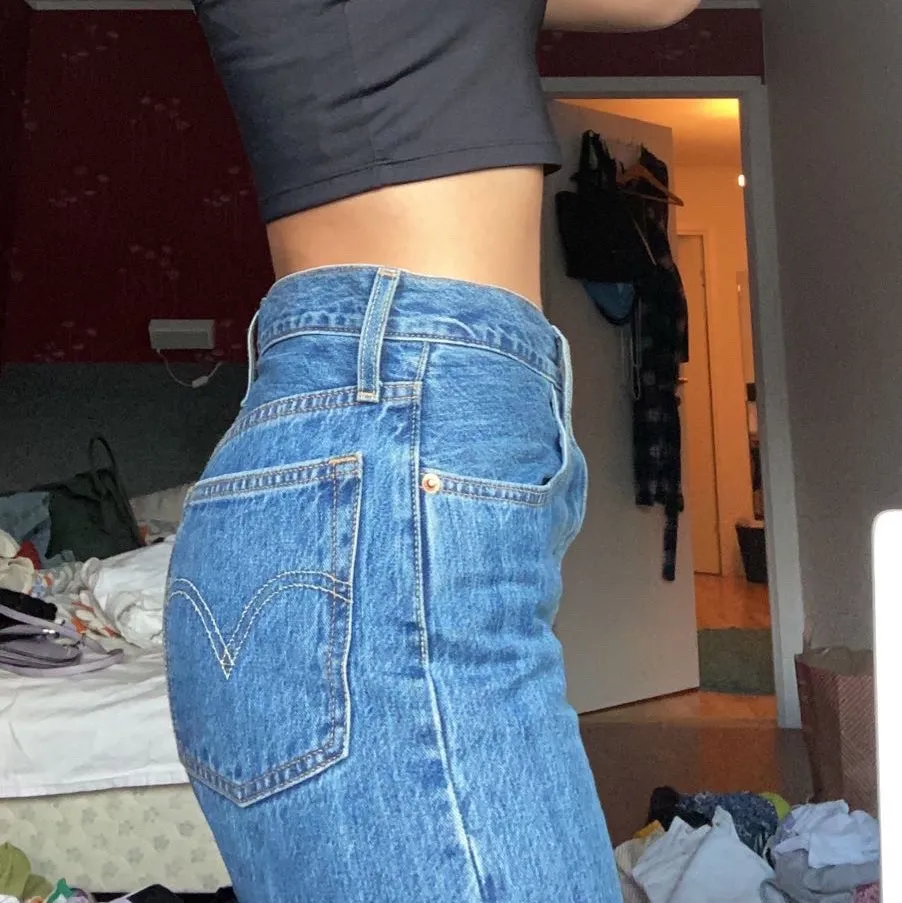 Skitfina Levis jeans som inte kommer till användning💓 Jättebra i längden för nån som är runt 170 cm, men de är också snygga lite längre! Köparen betalar för frakt, om flera är intresserade, buda!. Jeans & Byxor.