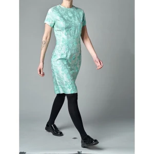 Blommig fodralklänning - ”Den lilla svarta” fast blommig. Härligt mintgrön med fantastisk glans. Klarar 30C handtvätt. 