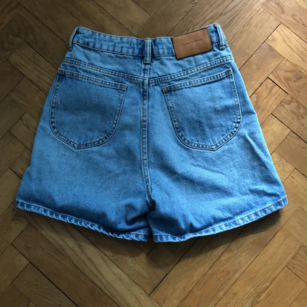 Ljusa jeansshorts från Zara i strl 34. Säljs pga för små. Köparen står för frakten. . Shorts.